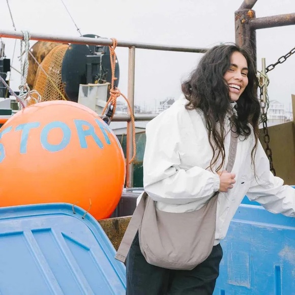 Baggu medium crescent in dove - Picture 2 of 6